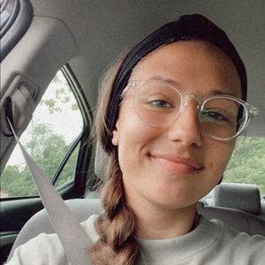 MEET YOUR POSHER!!💛